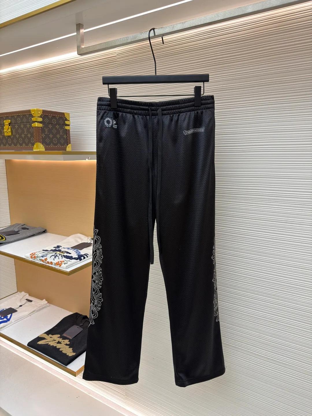 Chrome Hearts ice hockey uniform letter printed trousers ●Original version: purchased and developed by 10989 ●Item number: 1681769-A40 ●Fabric: high-density breathable mesh fabric ●Technology: printing production ●Color: black ●Version: fitted version ●Weight: about 535 grams ●Size: S-M-L ●Description: Made of high-density breathable mesh fabric, treated with soft washing technology, it is smooth to the touch and breathable, and will not feel stuffy after long-term wear. The side of the trousers is decorated with embossed pattern embroidery, which is made through multi-layer needlework technology. The texture is three-dimensional and exquisite, and it is not easy to fall off, highlighting the dark aesthetic style of the brand. The waist is equipped with a drawstring design, which is suitable for various waistlines and can be worn without restraint. The fit is a loose, straight cut, with natural hems to ensure a neat look and plenty of room for movement. The stitching of the whole trousers is neat and even, and there is no accumulation of burrs in the details. The size is measured manually (an error of 1-3CM is normal). The craftsmanship balances comfort attributes and trendy design. It is a street style item with both practicality and style. The overall wiring is straight and delicate, the fabric is comfortable and soft, and the color is consistent without color difference. It can be matched with the same style to create a fashionable look and control various occasions. Customized accessories, complete with three standards, same style for men and women!
